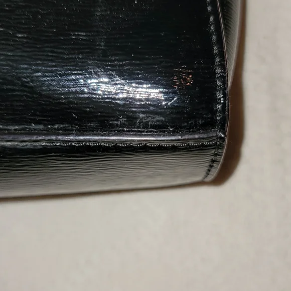 Kate Spade bag crossbody black patent leather gold trim and chain - Picture 4 of 9